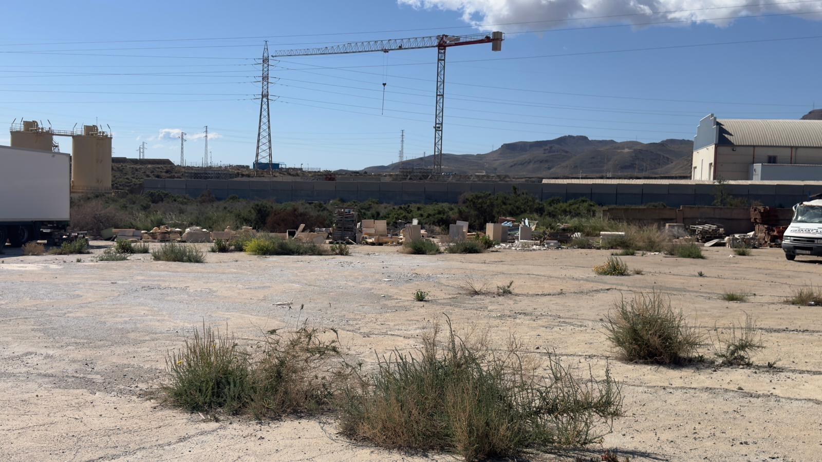 Oportunidad: Amplio Terreno con Naves y Oficinas – Alquiler Versátil