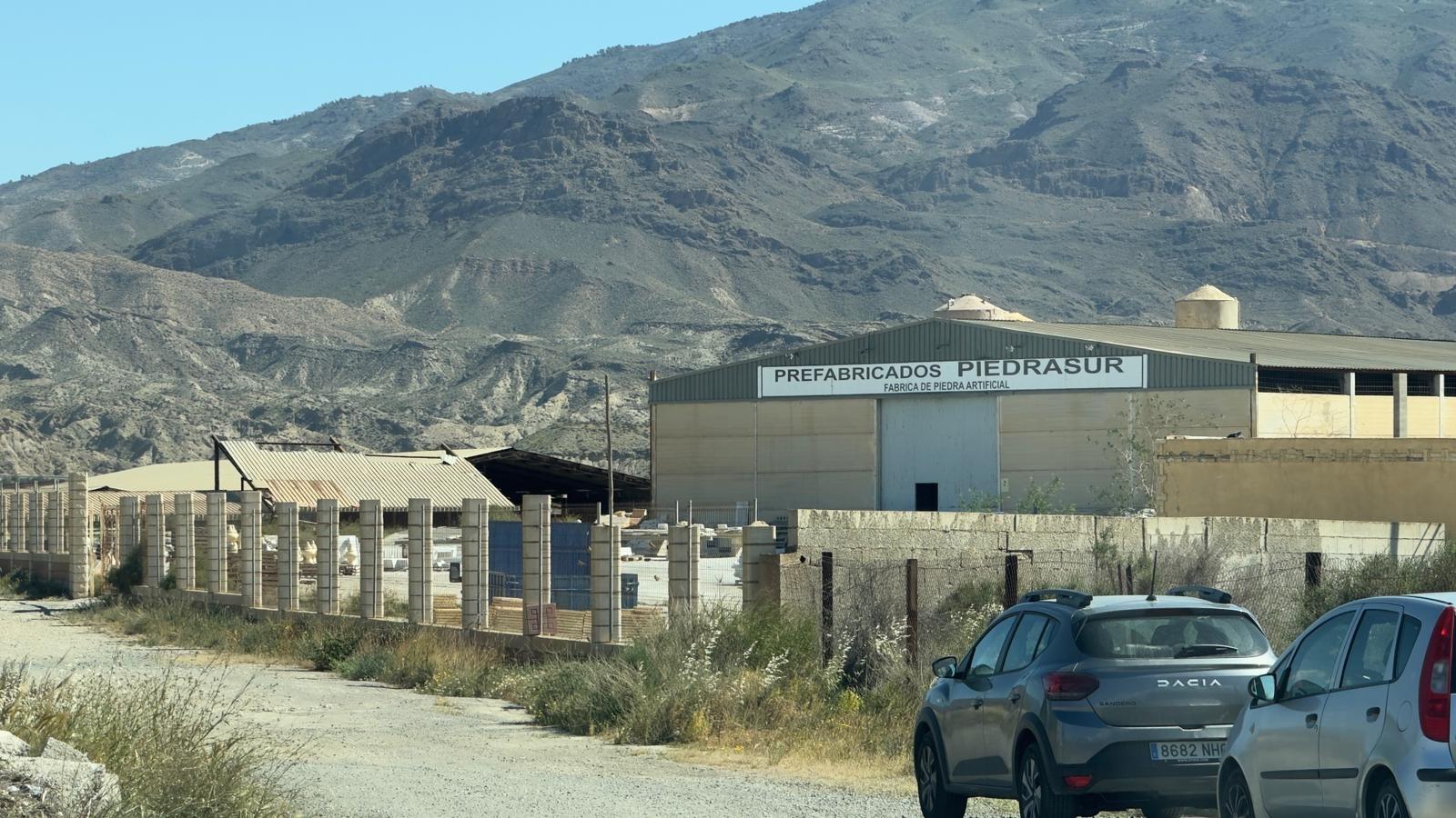 Oportunidad: Amplio Terreno con Naves y Oficinas – Alquiler Versátil