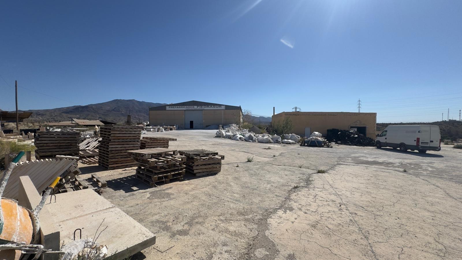 Oportunidad: Amplio Terreno con Naves y Oficinas – Alquiler Versátil