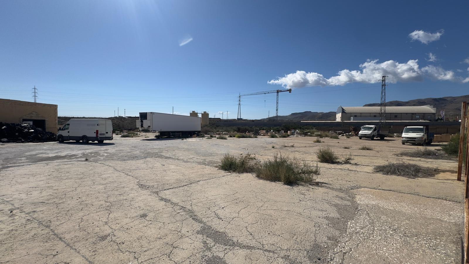 Oportunidad: Amplio Terreno con Naves y Oficinas – Alquiler Versátil
