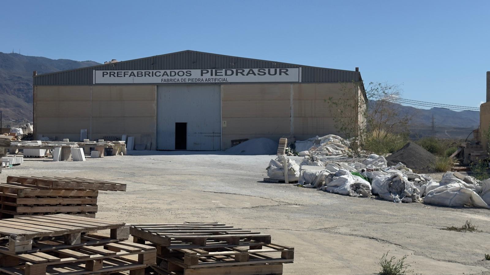 Oportunidad: Amplio Terreno con Naves y Oficinas – Alquiler Versátil