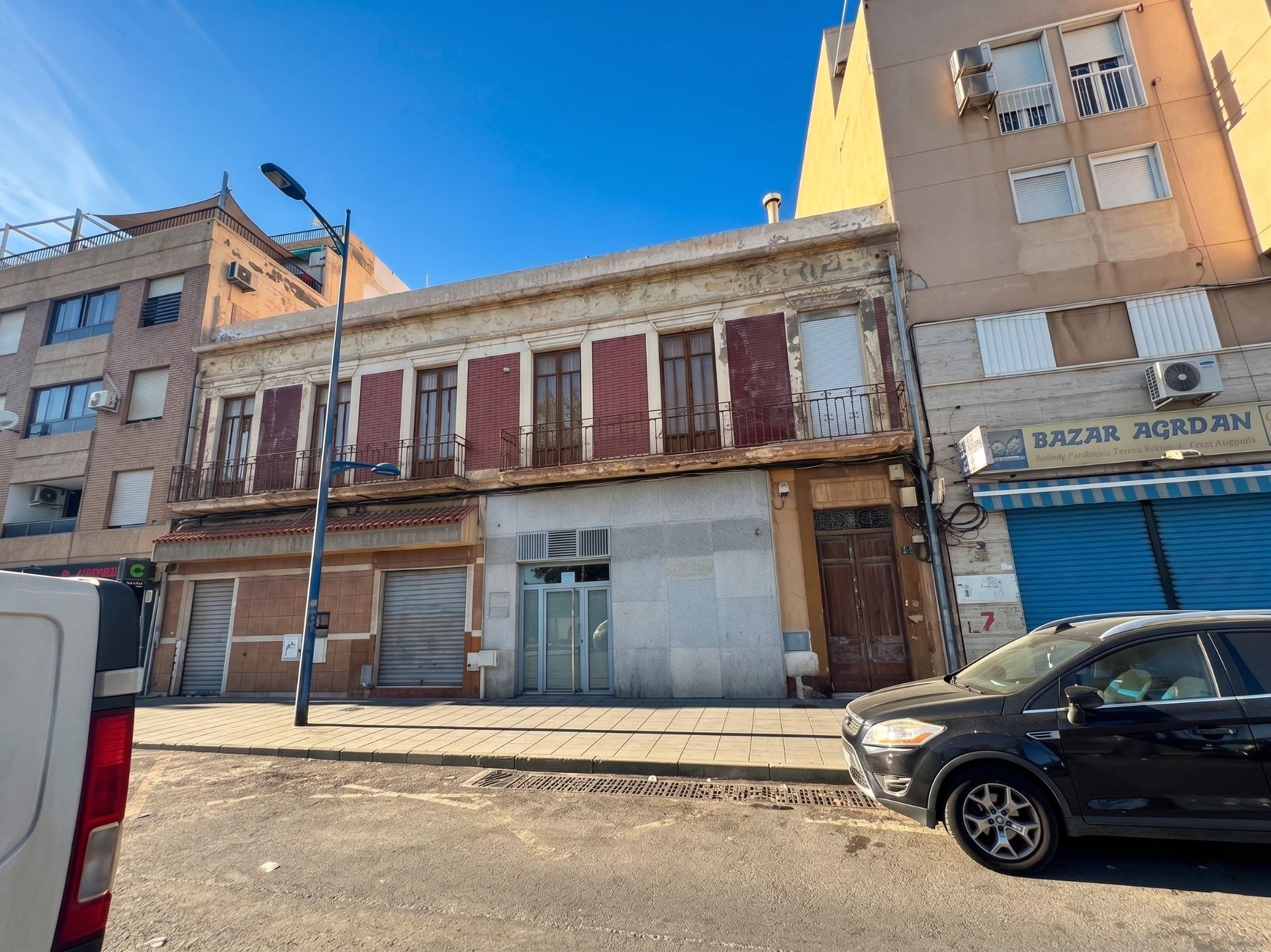 Edificio frente al Puerto de Almería