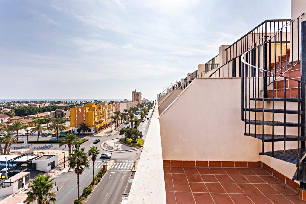 ÁTICO VACACIONAL EN LA URBANIZACION DE ROQUETAS DE MAR  ️