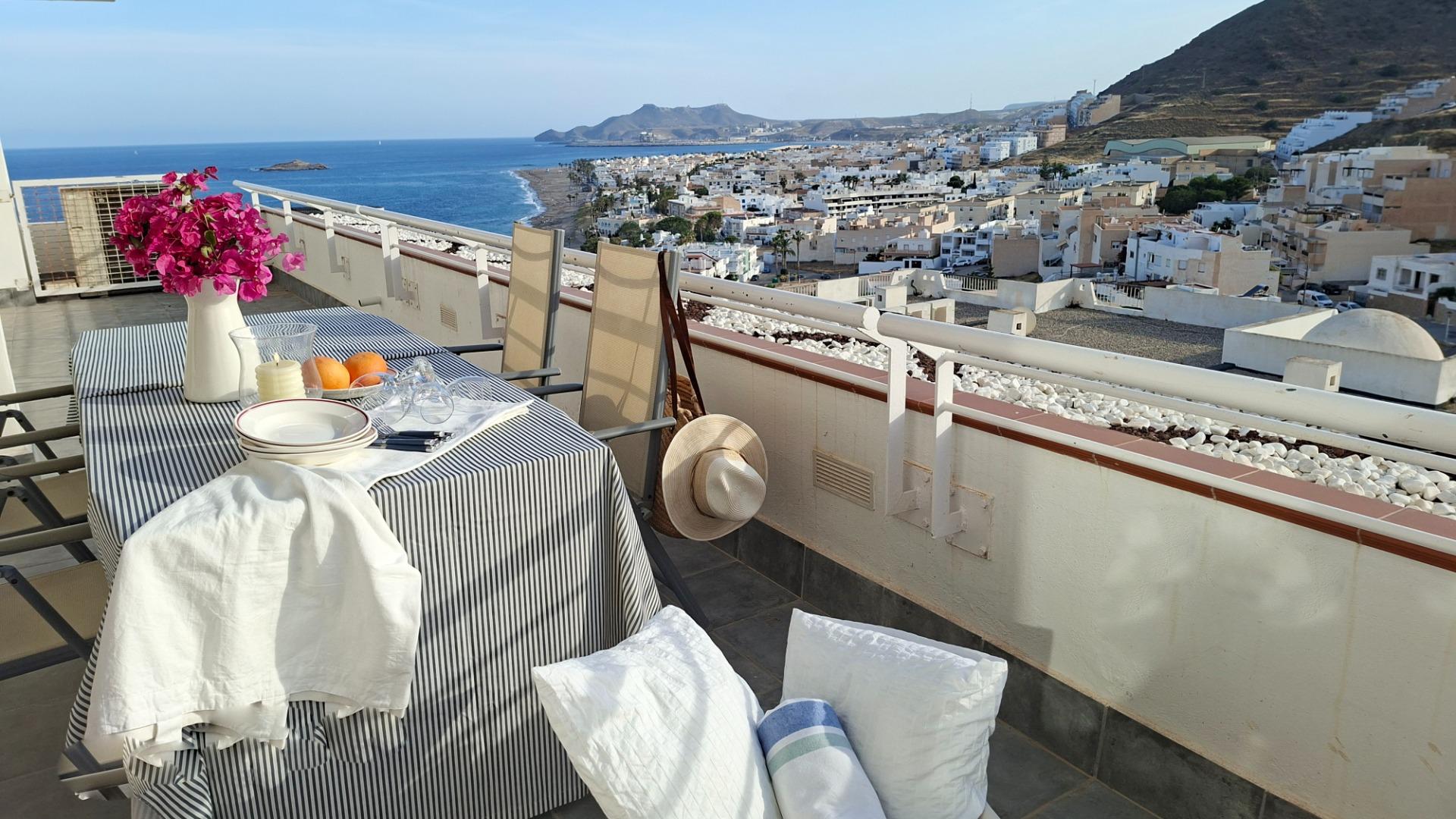 ¡Tu oasis de luz y mar en Carboneras! Espectacular piso con terraza de ensueño