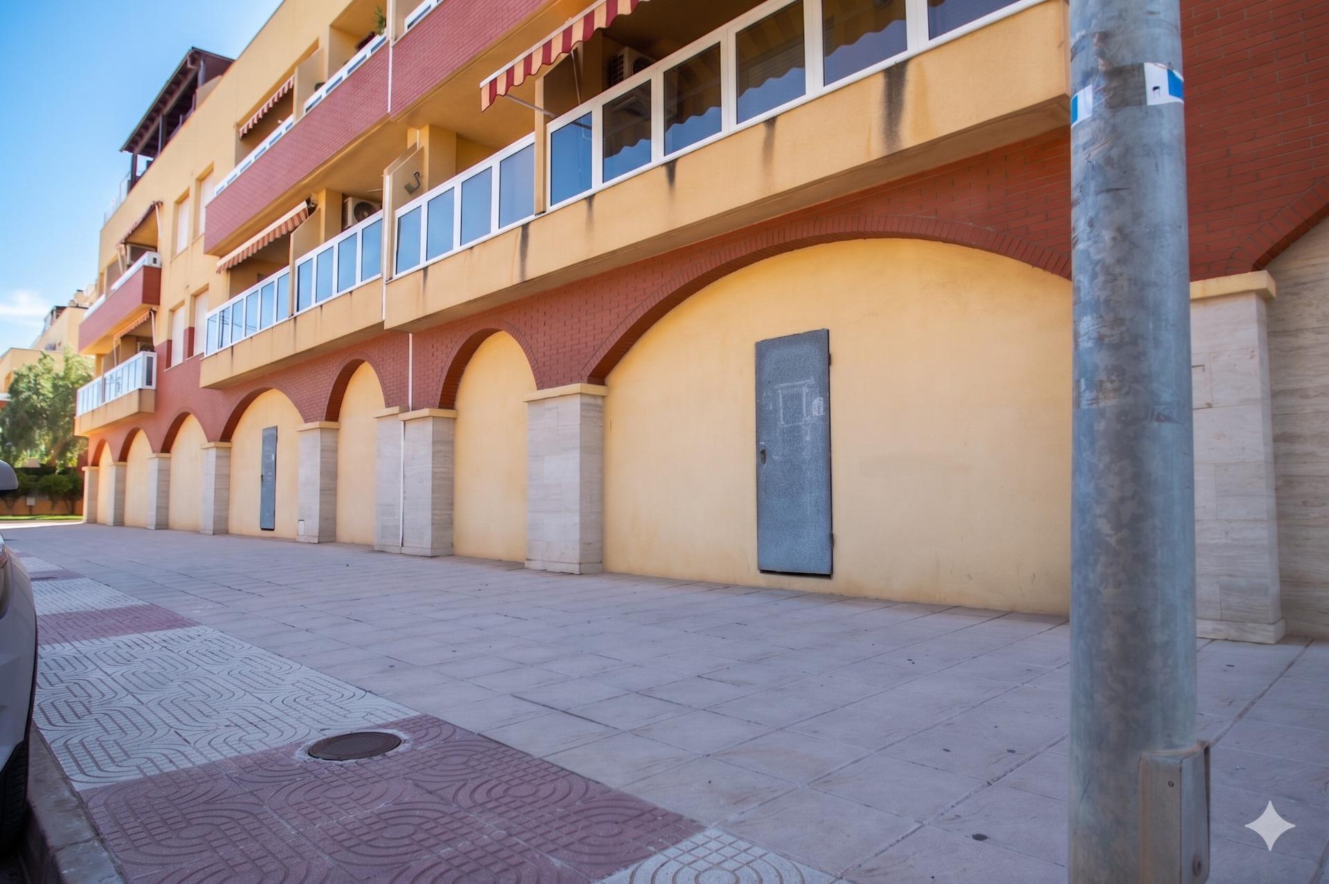 Oportunidad única: Local estratégico junto a la playa en Aguadulce