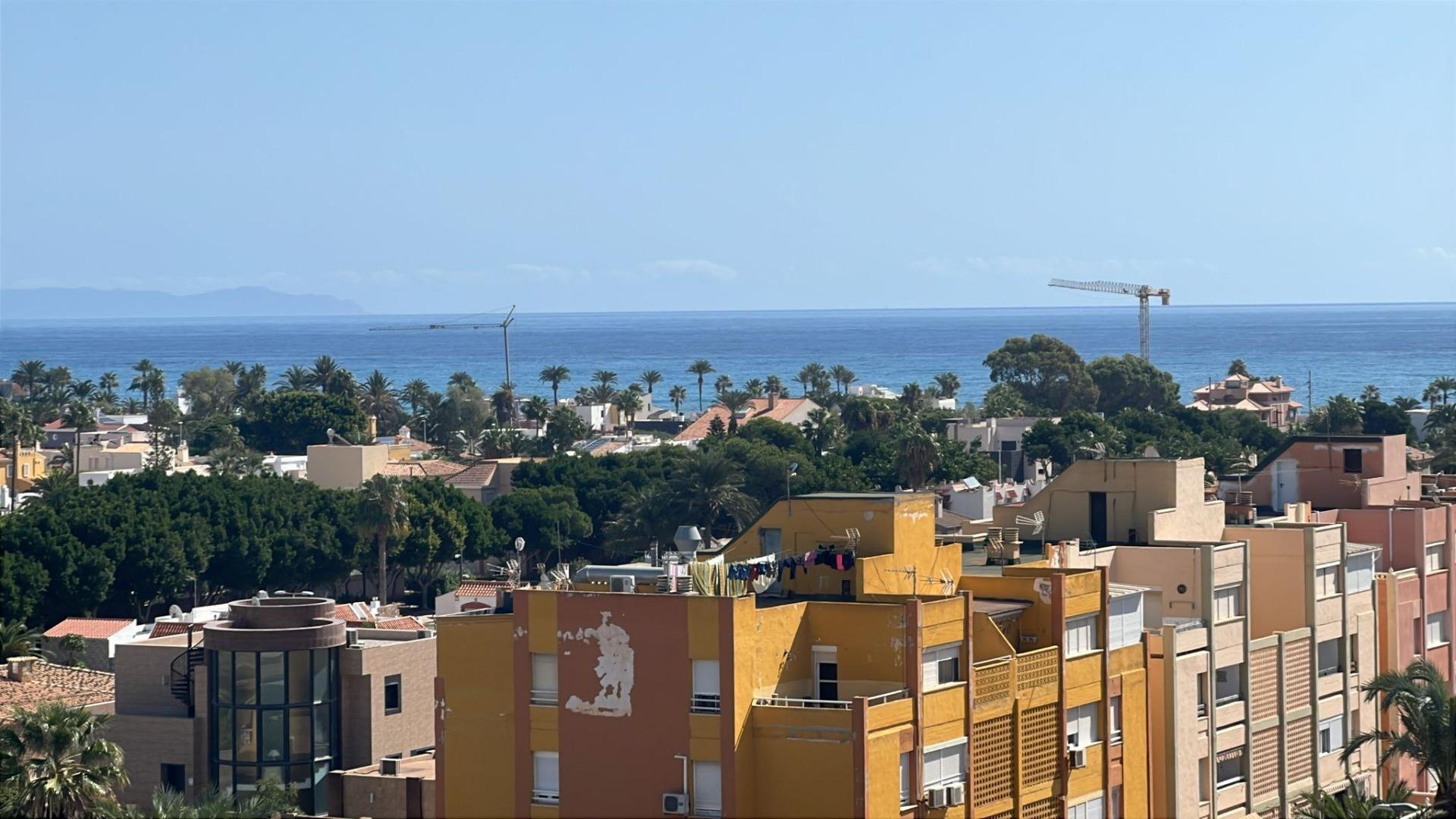 ÁTICO VACACIONAL EN LA URBANIZACION DE ROQUETAS DE MAR  ️
