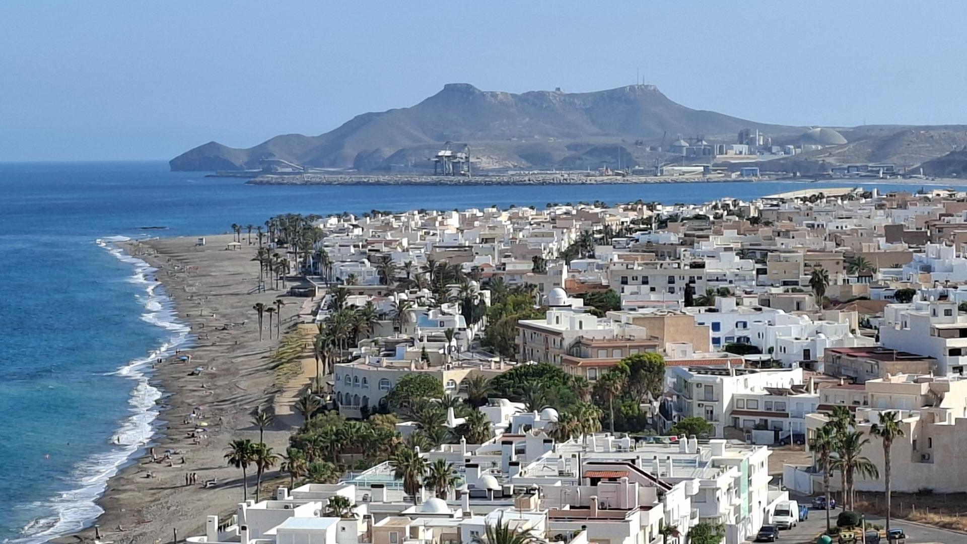 ¡Tu oasis de luz y mar en Carboneras! Espectacular piso con terraza de ensueño