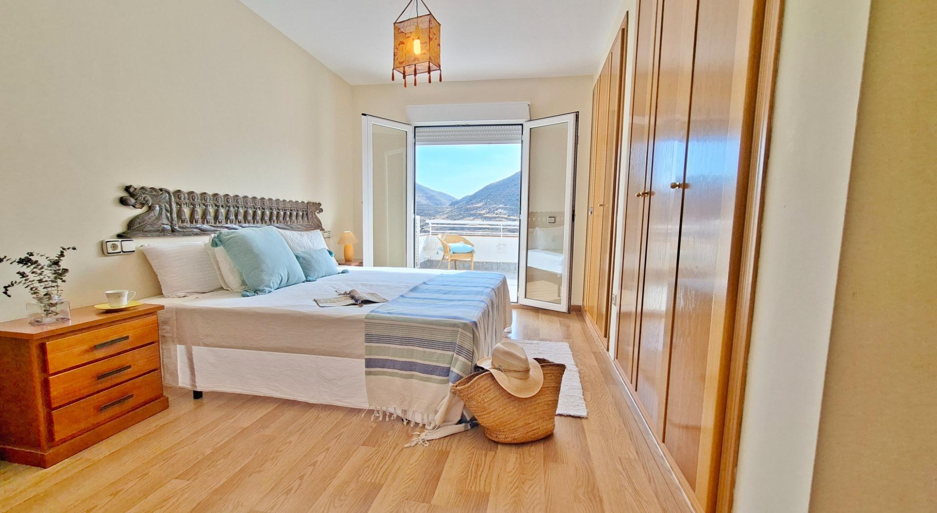 ¡Tu oasis de luz y mar en Carboneras! Espectacular piso con terraza de ensueño