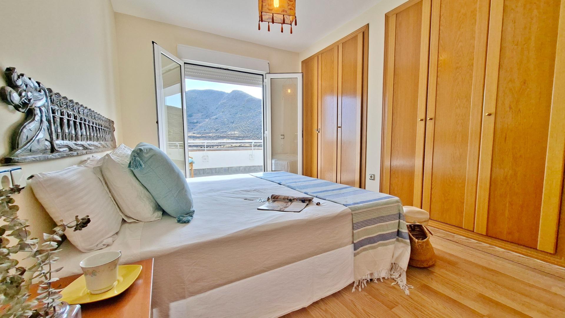 ¡Tu oasis de luz y mar en Carboneras! Espectacular piso con terraza de ensueño
