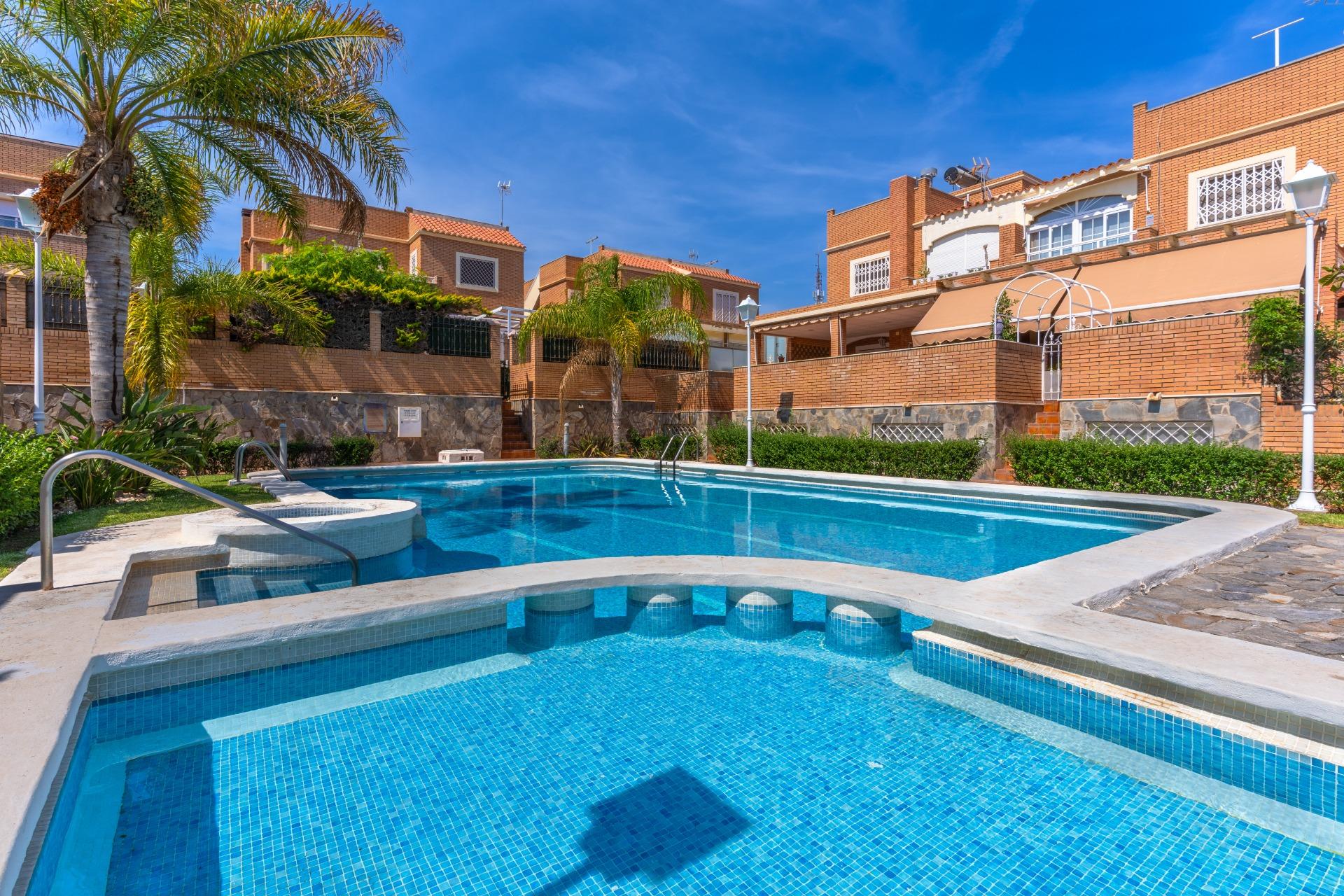 Triplex con piscina comunitaria en Villablanca