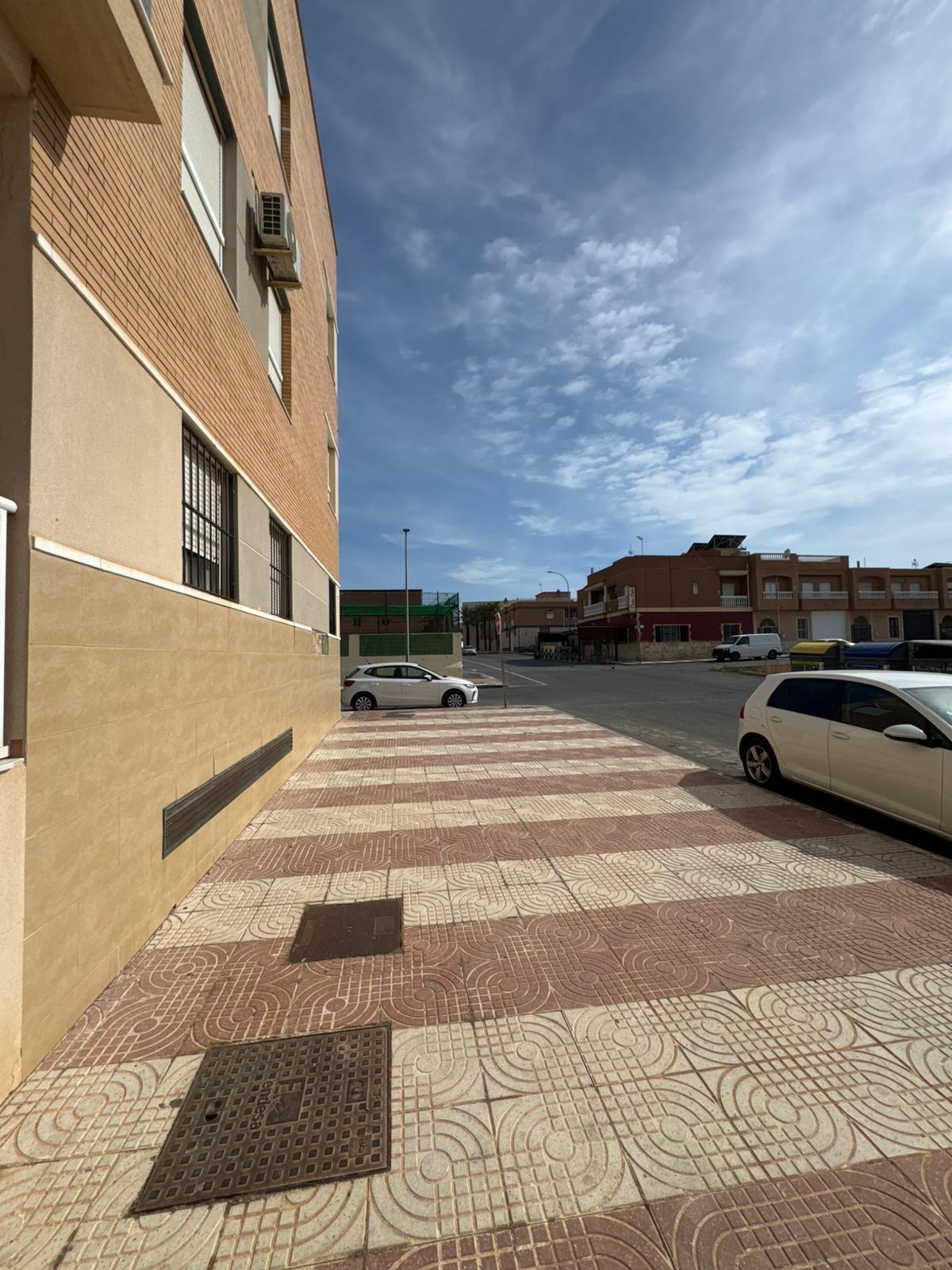 Oportunidad: bajo reformado con patio y sin gastos de comunidad en Roquetas de Mar foto 3 Oportunidad: bajo reformado con patio y sin gastos de comunidad