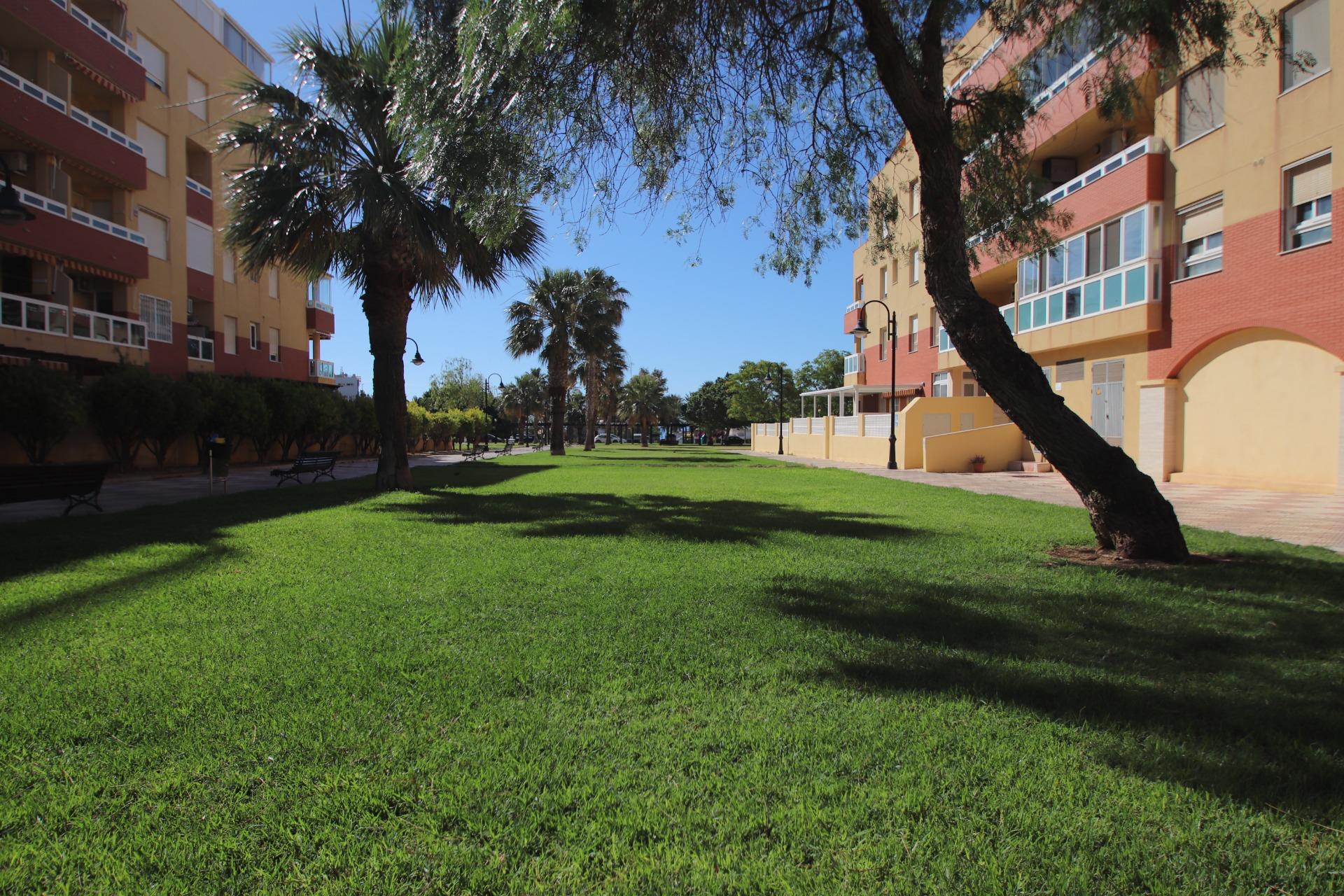 Oportunidad única: Local estratégico junto a la playa en Aguadulce