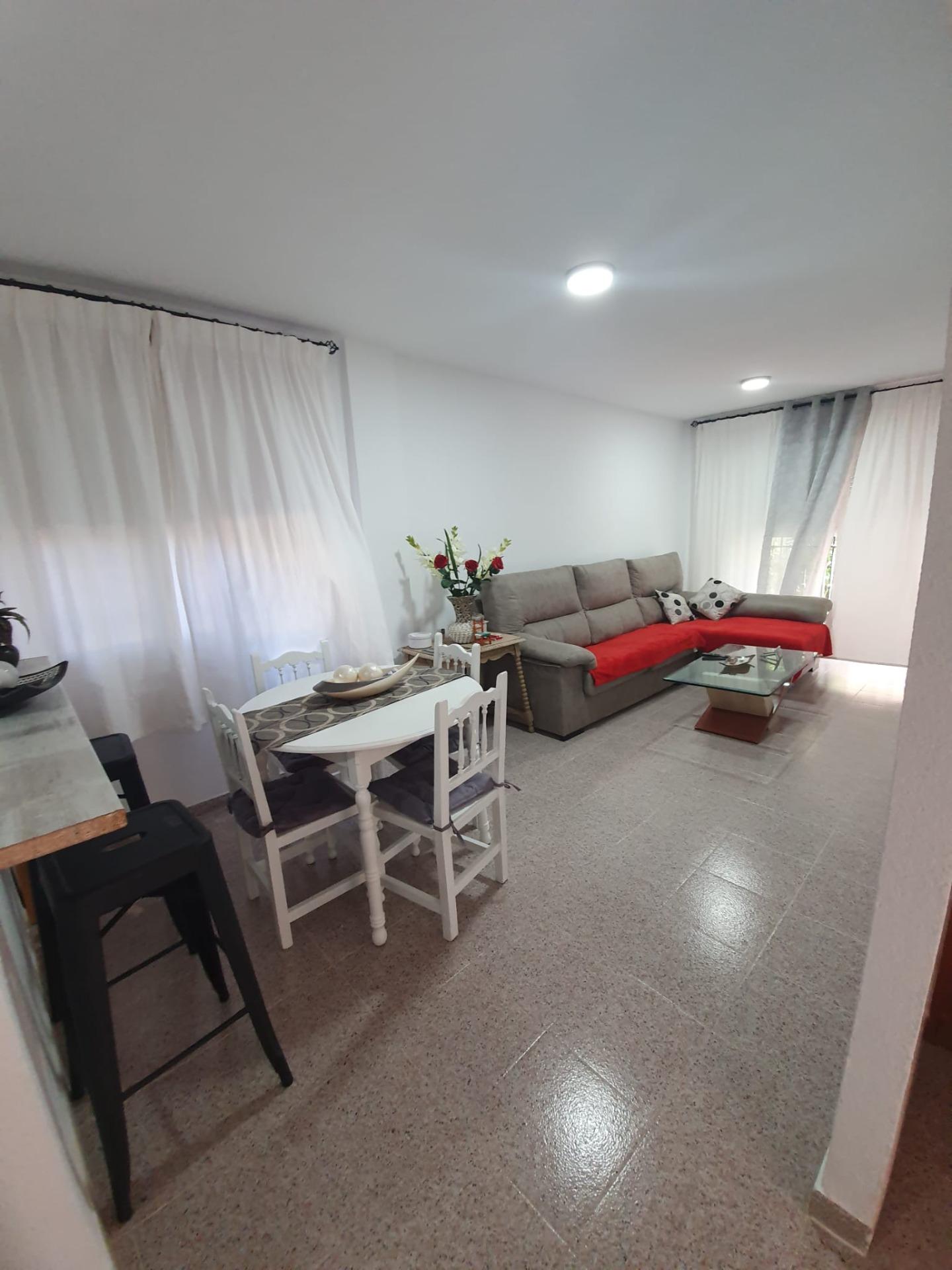 Piso Seminuevo en Aguadulce con Piscina y Cerca del Mar