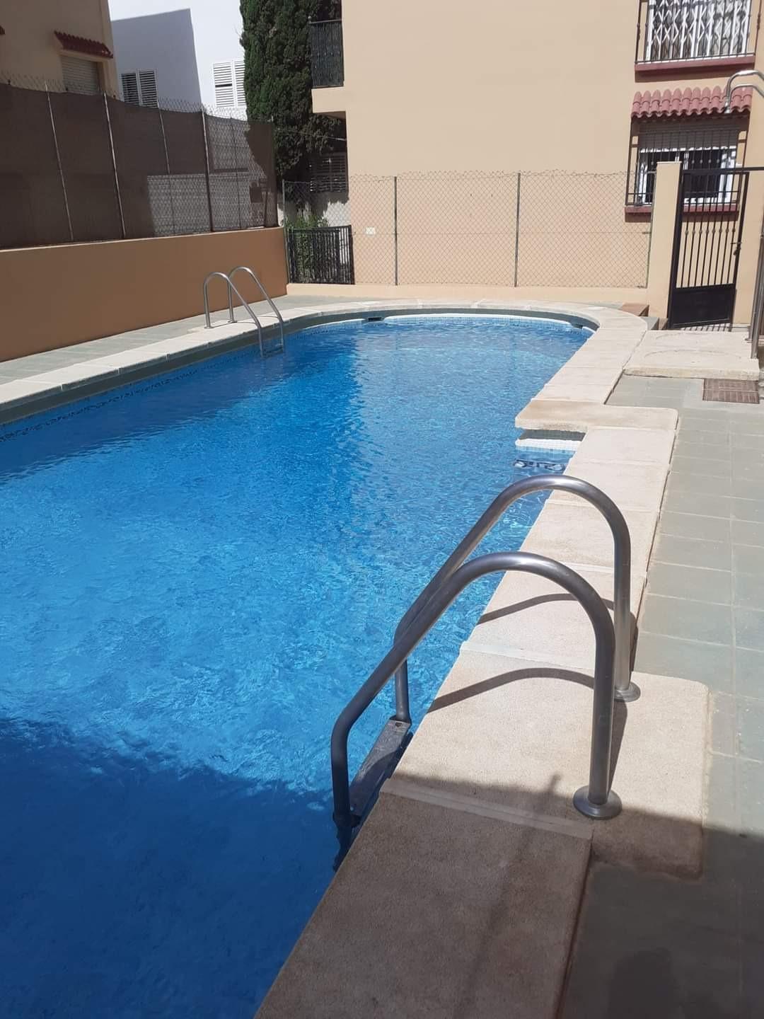 Piso Seminuevo en Aguadulce con Piscina y Cerca del Mar