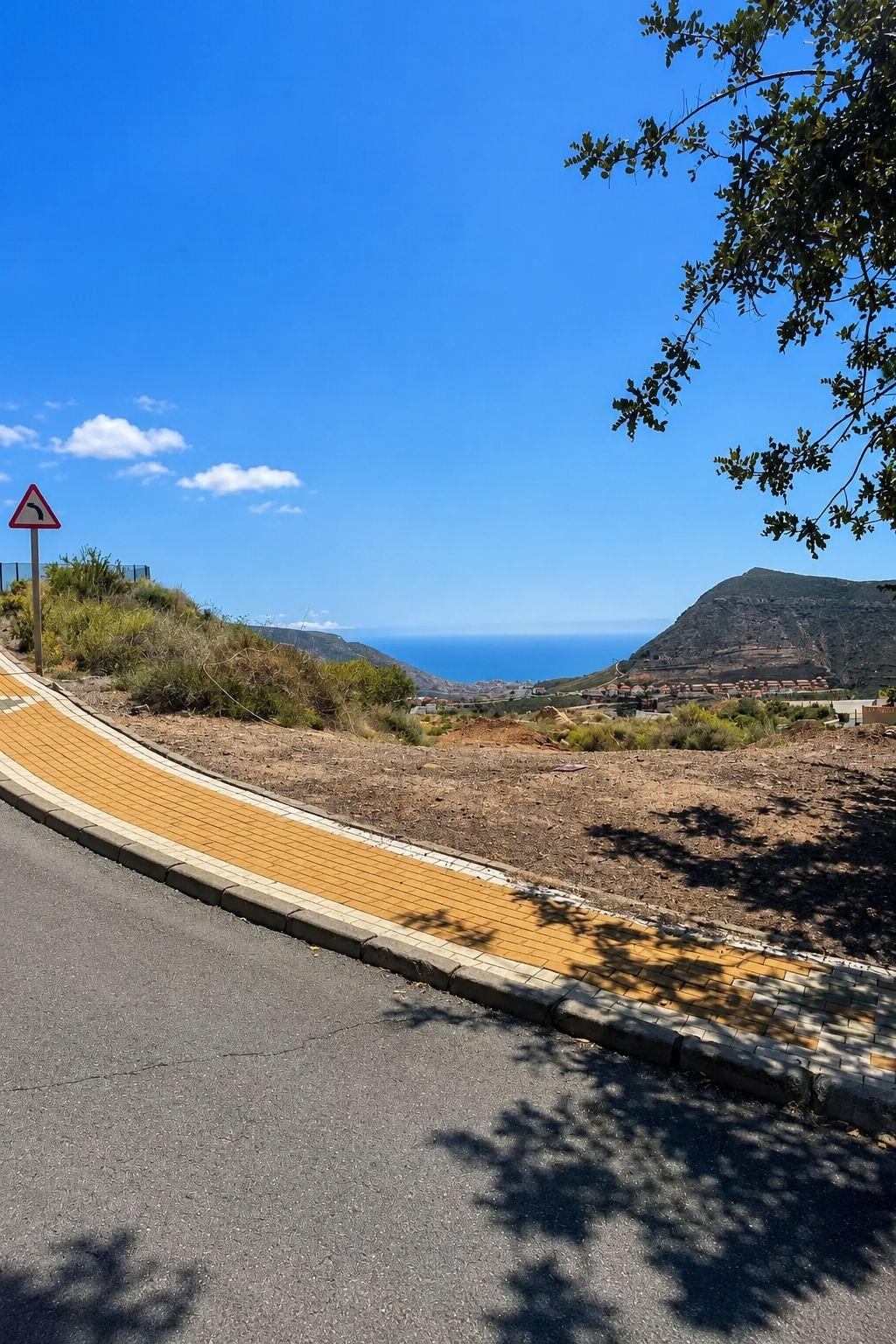 EXCLUSIVA PARCELA CON VISTAS AL MAR EN LA ENVÍA GOLF Y PROYECTO DE VILLA DE DISEÑO LISTO PARA CONSTRUIR