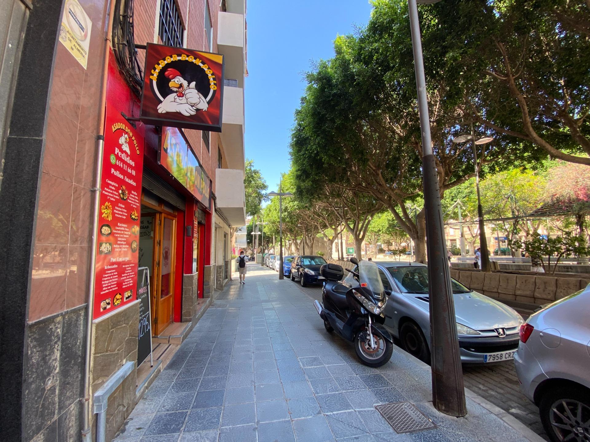 ¡Negocio redondo! traspaso asador en la Rambla de Almería
