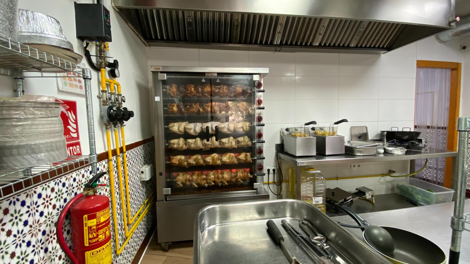 ¡Negocio redondo! traspaso asador en la Rambla de Almería