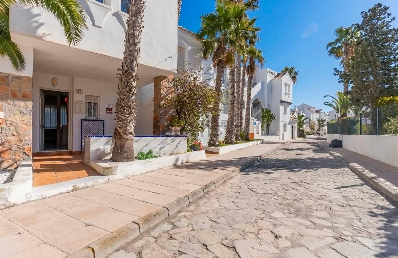¡Tu hogar perfecto durante el curso escolar te espera en la Urbanización de Roquetas de Mar!  ☀️