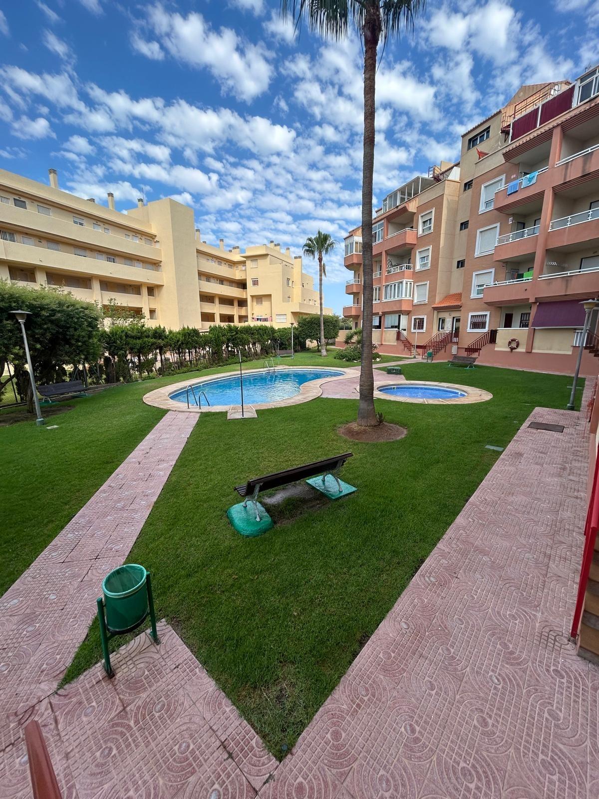 ¡Disfruta del Verano en Este Magnífico Piso con Vistas en Roquetas de Mar!