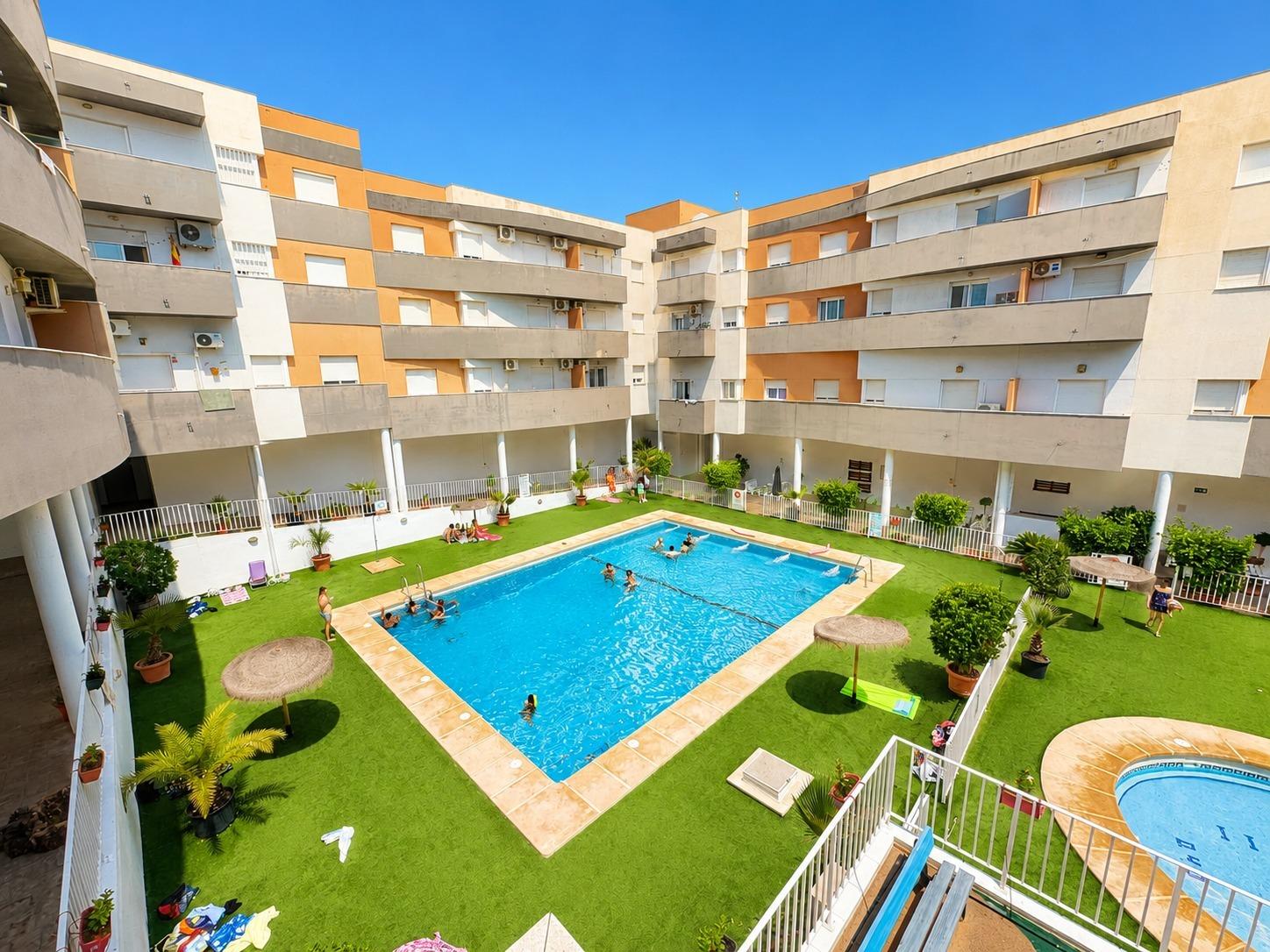 ¡Fantástico piso con piscina