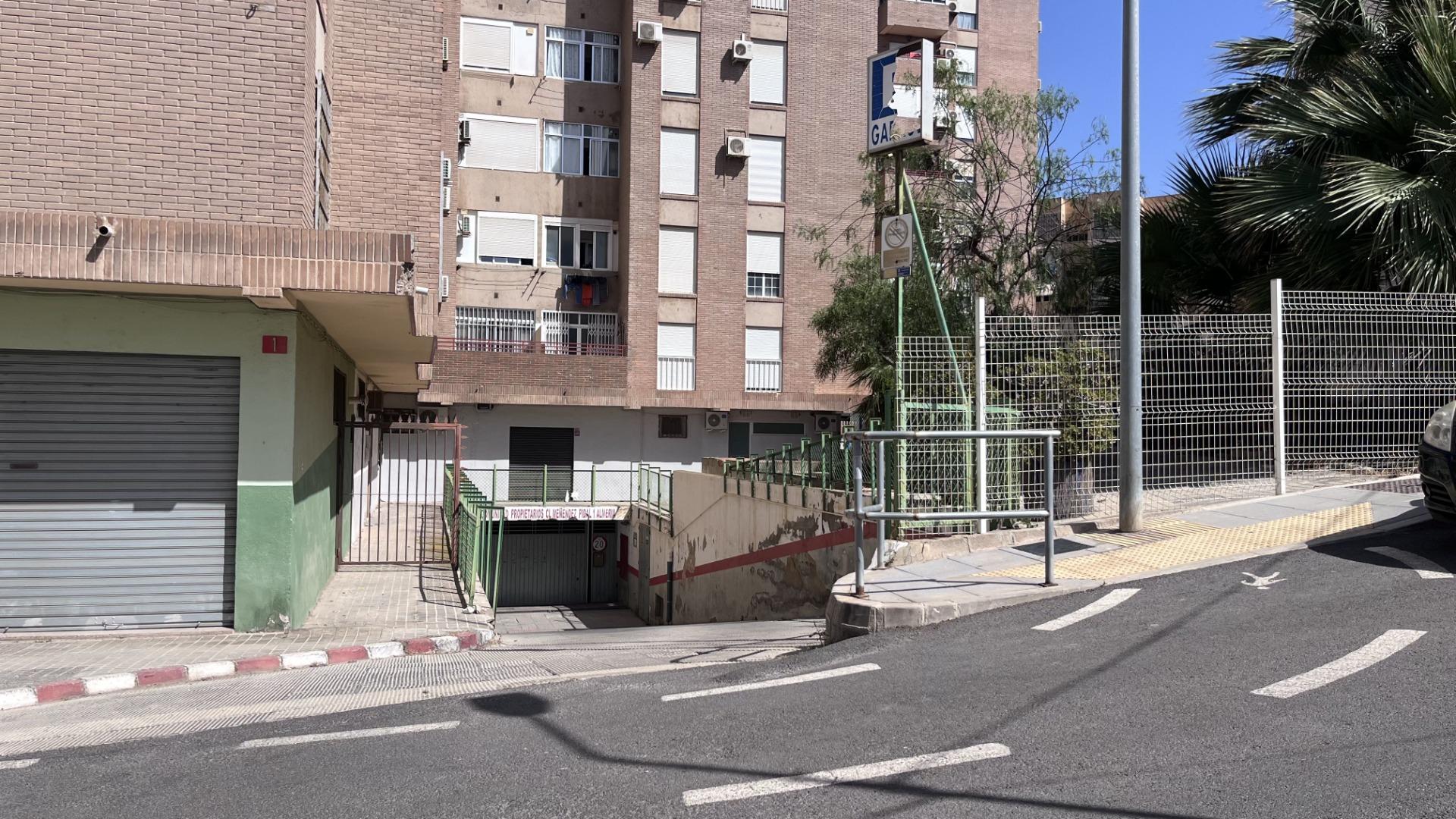 Cochera cerrada con doble seguridad en Calle Menendez Pidal