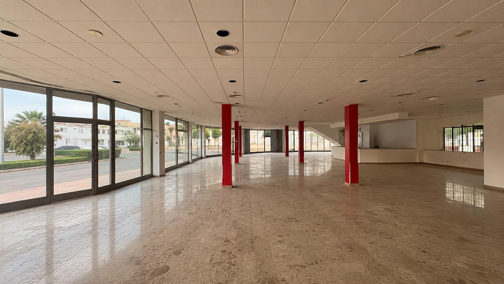 ESPECTACULAR LOCAL COMERCIAL DE 470 m2 CON 60 METROS DE FACHADA EN UNA DE LAS MEJORES UBICACIONES DE VÍCAR