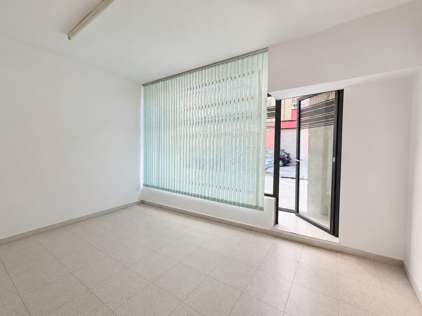 **Oficina / local comercial  junto a Avenida del Mediterráneo – Almería**
