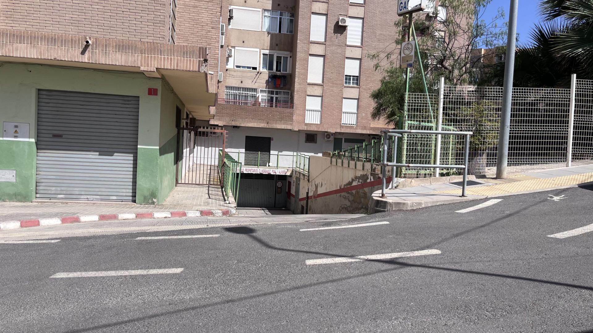 Cochera cerrada con doble seguridad en Calle Menendez Pidal en Almeria foto 2 Cochera cerrada con doble seguridad en Calle Menendez Pidal