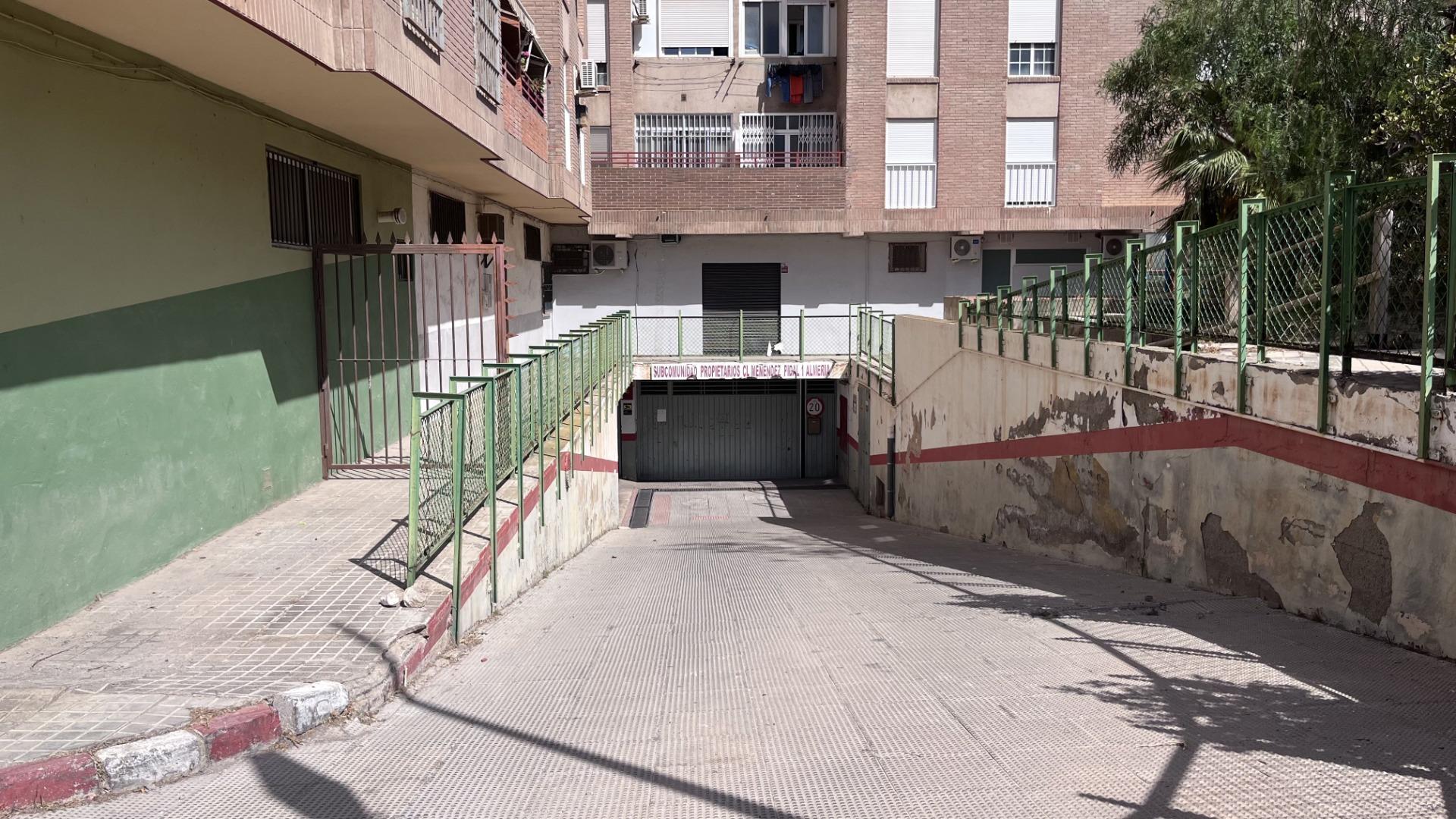Cochera cerrada con doble seguridad en Calle Menendez Pidal en Almeria foto 3 Cochera cerrada con doble seguridad en Calle Menendez Pidal