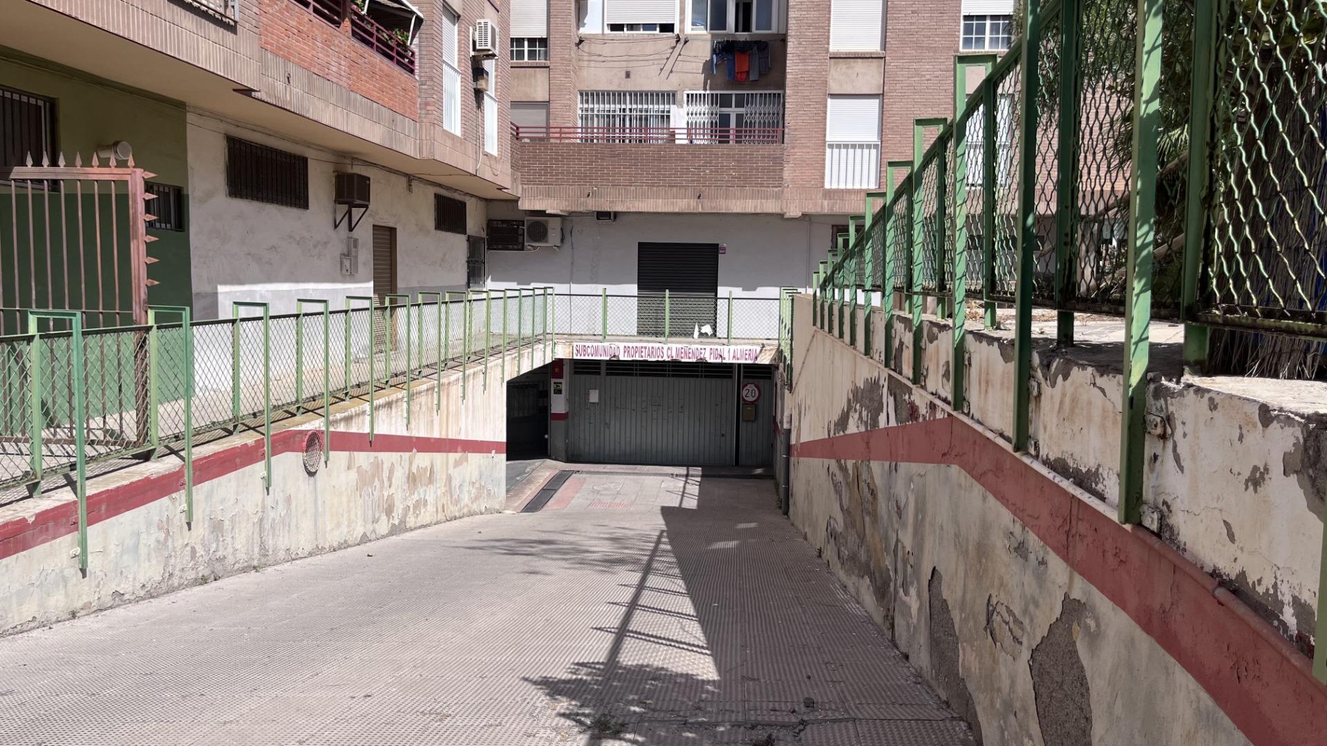 Cochera cerrada con doble seguridad en Calle Menendez Pidal en Almeria foto 4 Cochera cerrada con doble seguridad en Calle Menendez Pidal