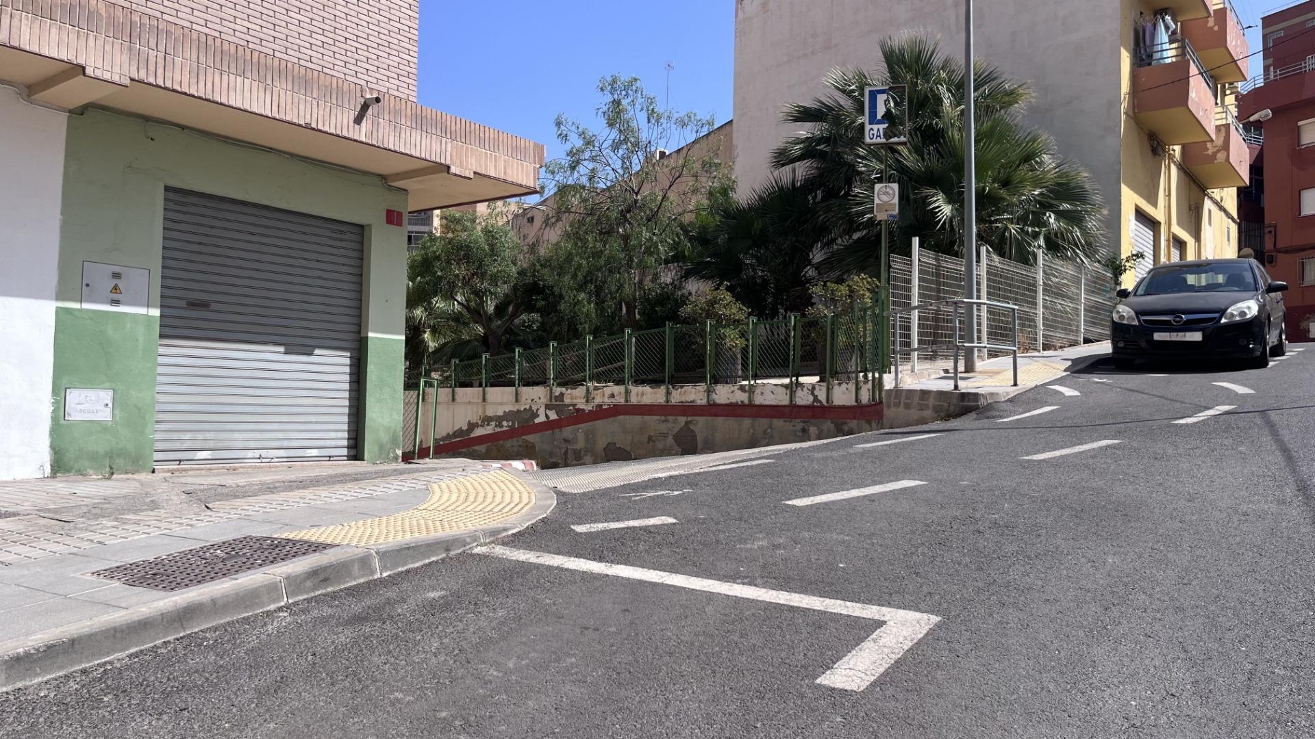 Cochera cerrada con doble seguridad en Calle Menendez Pidal en Almeria foto 5 Cochera cerrada con doble seguridad en Calle Menendez Pidal