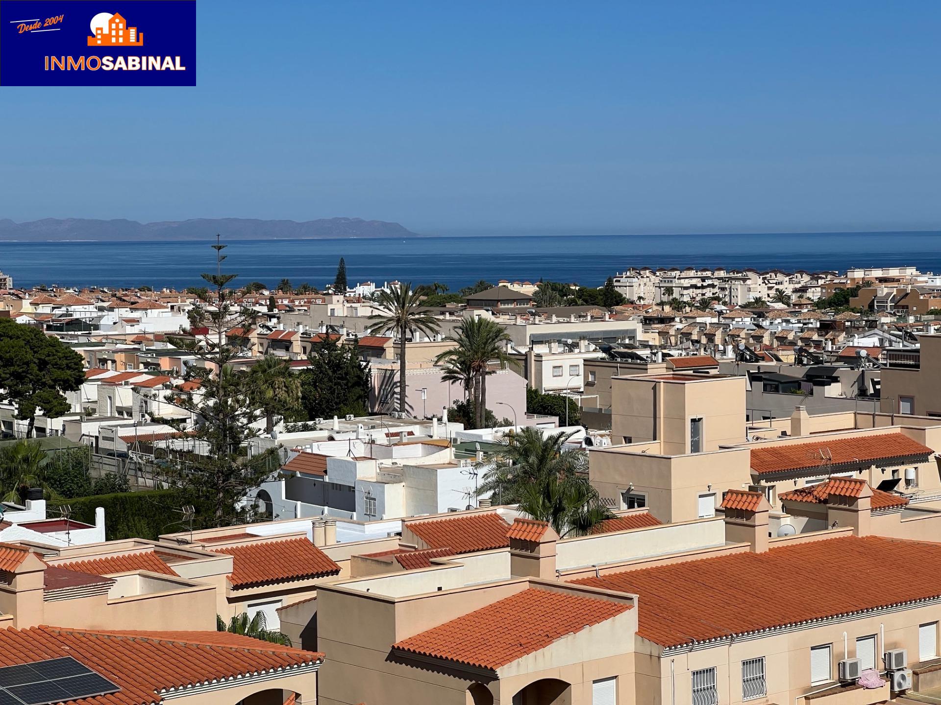 Moderno Ático en Aguadulce Sur con Amplia Terraza y Piscina