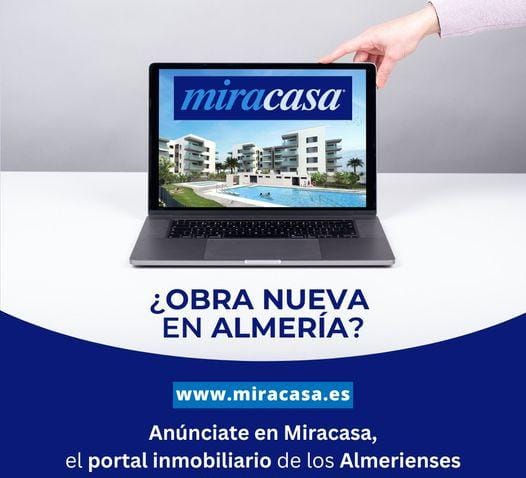 Portátil en una mesa blanca con anuncio inmobiliario Miracasa y la pregunta “¿Obra nueva en Almería?” en la pantalla.