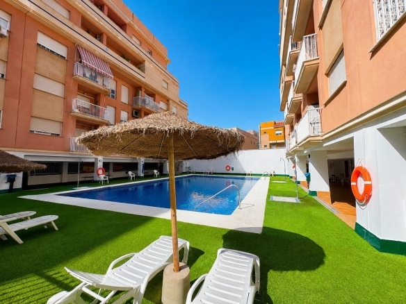 PISO DE 2 DORMITORIOS CON GARAJE EN EL PUERTO DE ROQUETAS DE MAR – 135.000 €