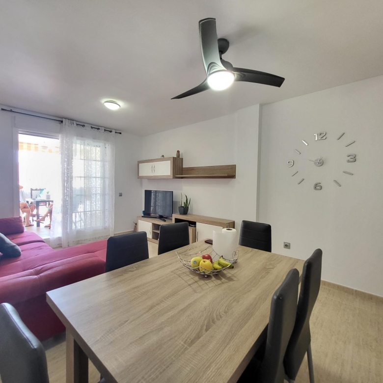 SE ALQUILA PISO  DE 2 HABITACIONES EN ZONA TOYO