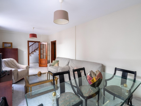 ¡SE ALQUILA! Casa de 270 m2 con solárium