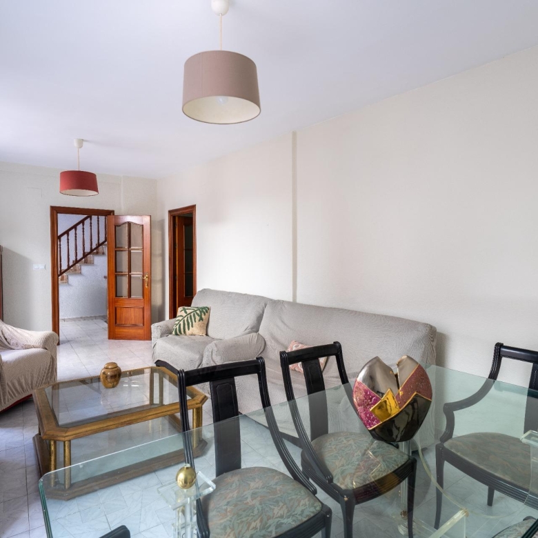 ¡SE ALQUILA! Casa de 270 m2 con solárium