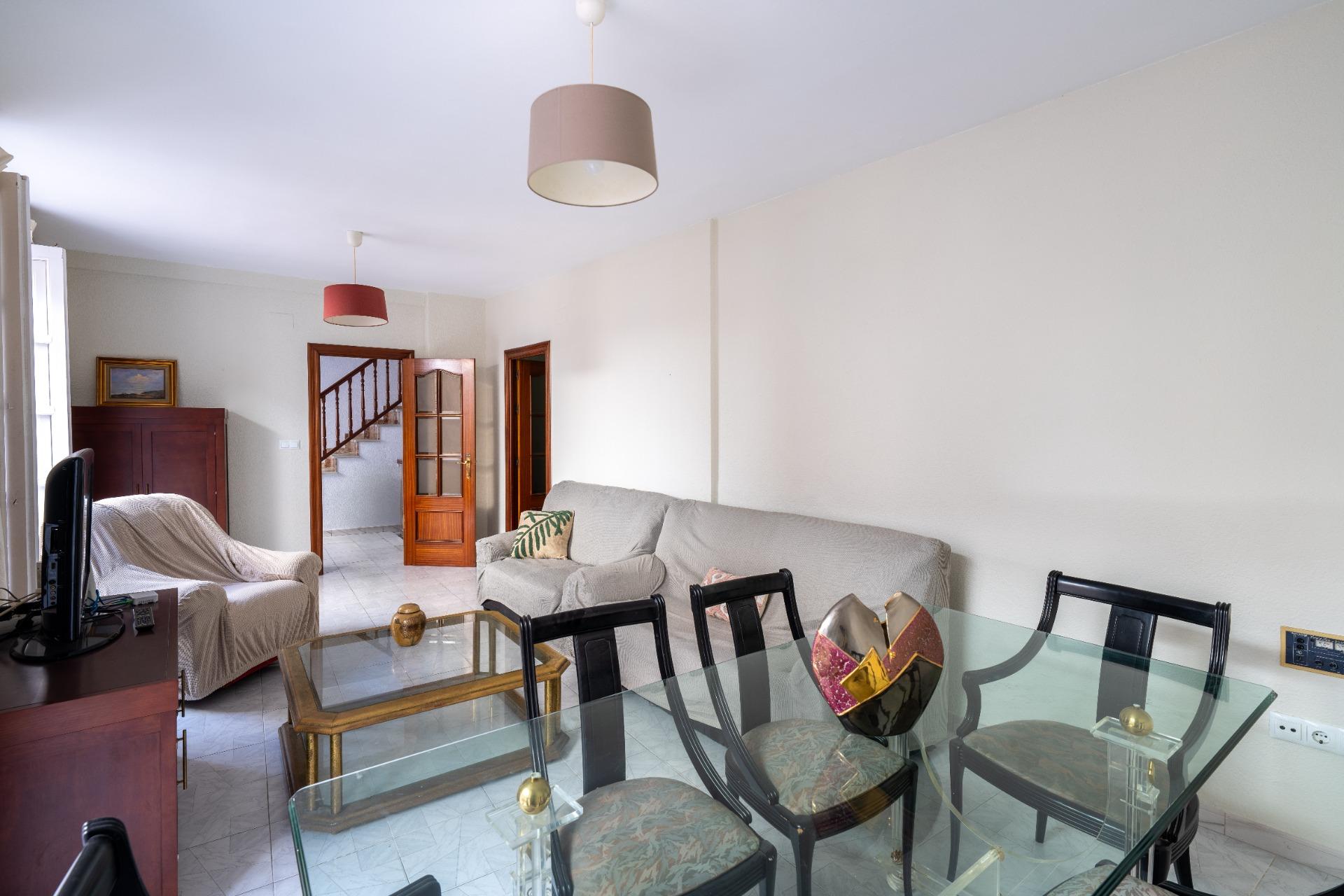 ¡SE ALQUILA! Casa de 270 m2 con solárium, balcones en el Centro de Almería! (a metros de Puerta Purchena)