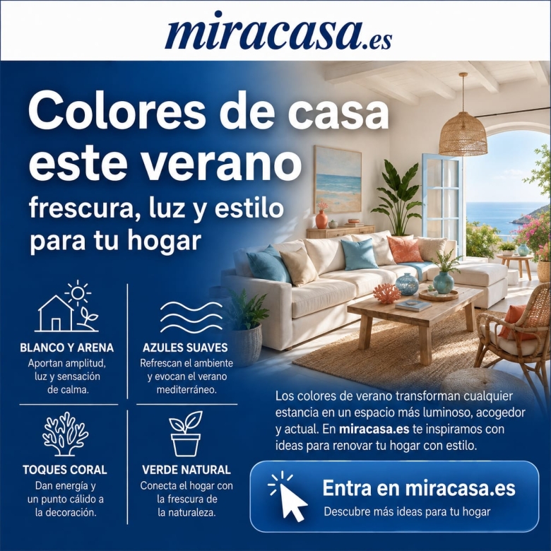 Banner publicitario de miracasa.es sobre colores de verano para el hogar; sala luminosa frente al mar con paleta azul y cojines claros.