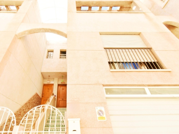 Casa triplex con gran garaje