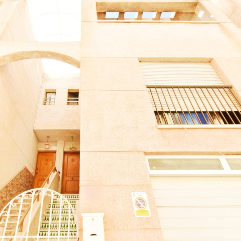Casa triplex con gran garaje