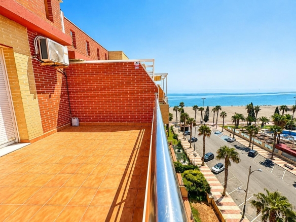 EXCLUSIVO ÁTICO EN PRIMERA LÍNEA PLAYA · ROQUETAS DE MAR