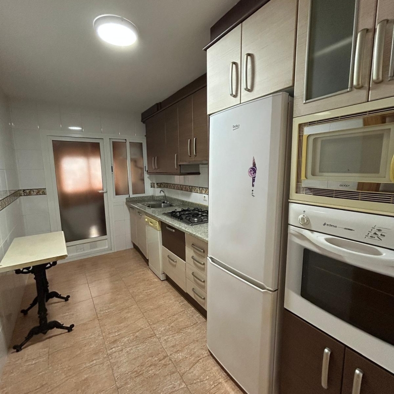 Amplio y Luminoso Piso en El Parador por solo €700 al mes