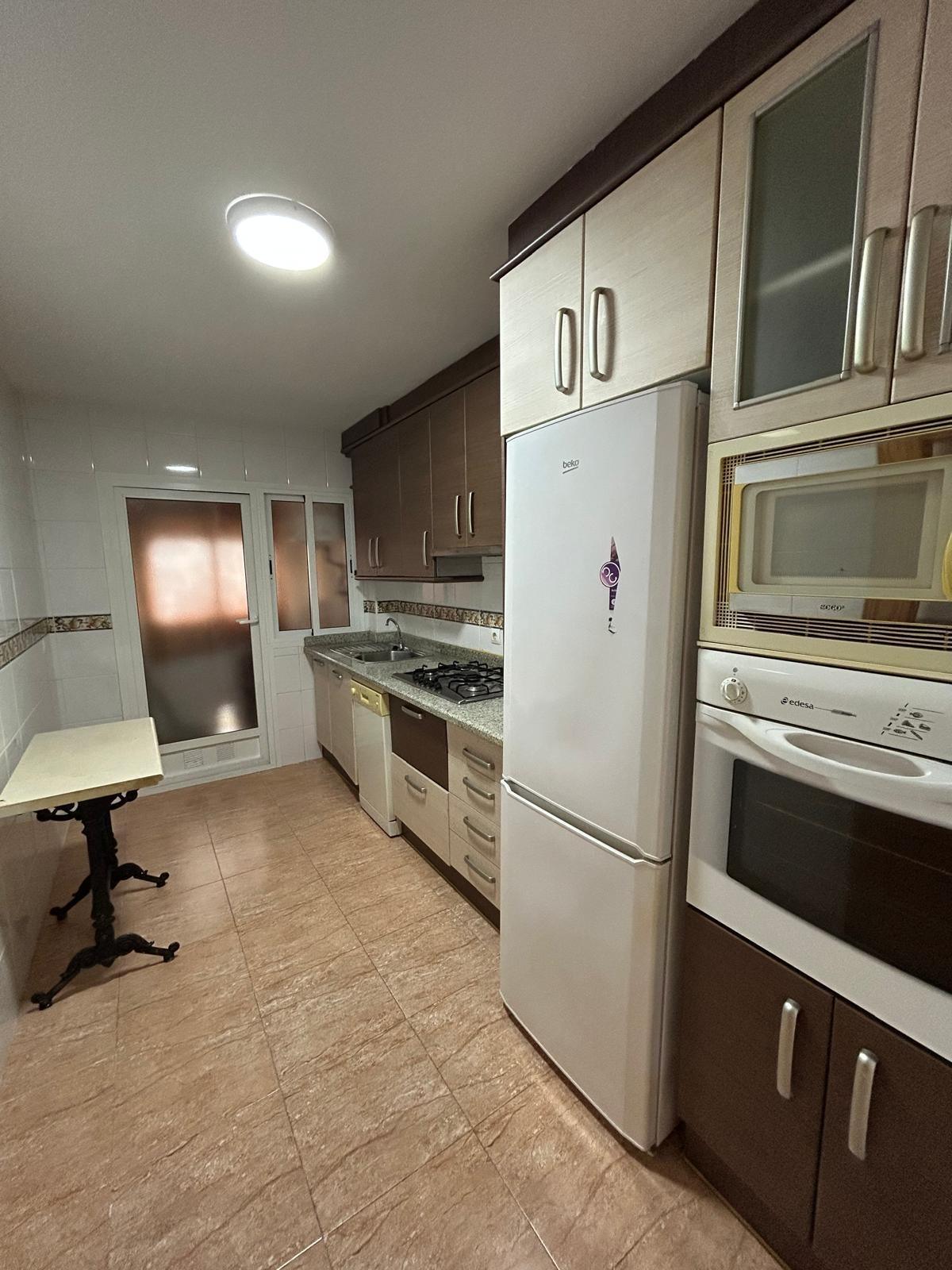 Amplio y Luminoso Piso en El Parador por solo €700 al mes