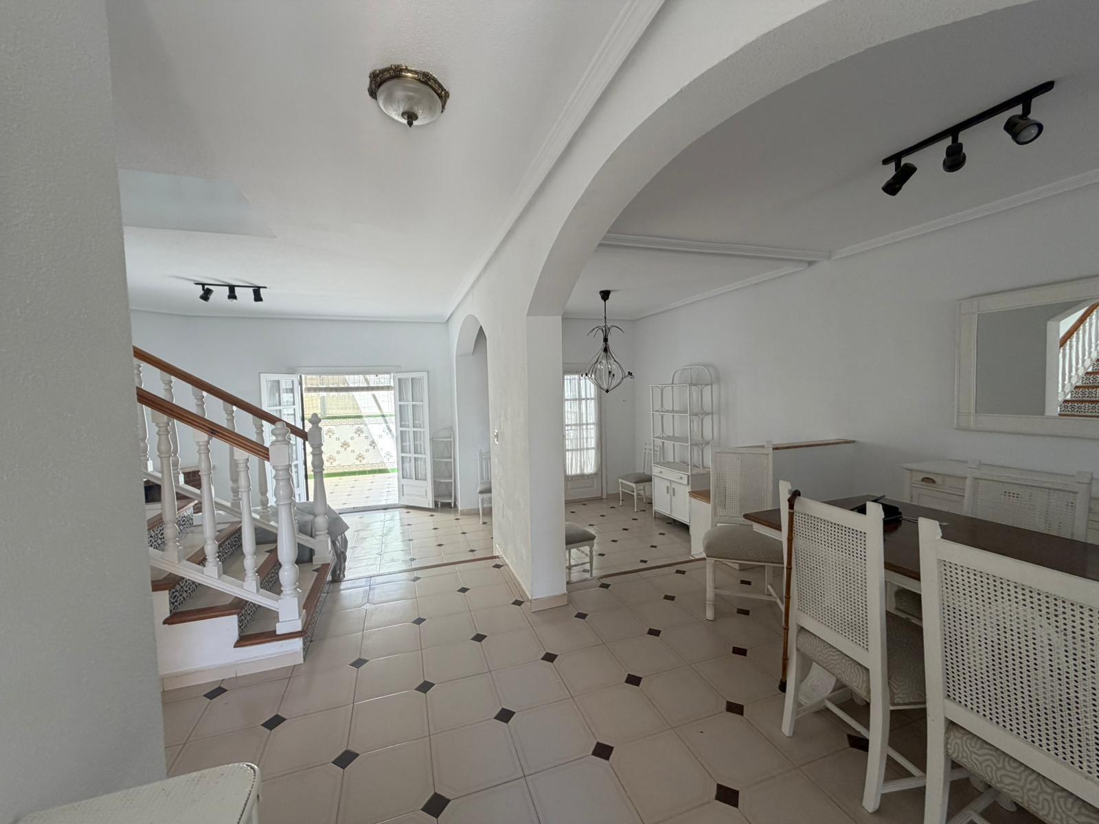 ESPECTACULAR TRIPLEX CON PISCINA EN AGUADULCE— ESPACIO