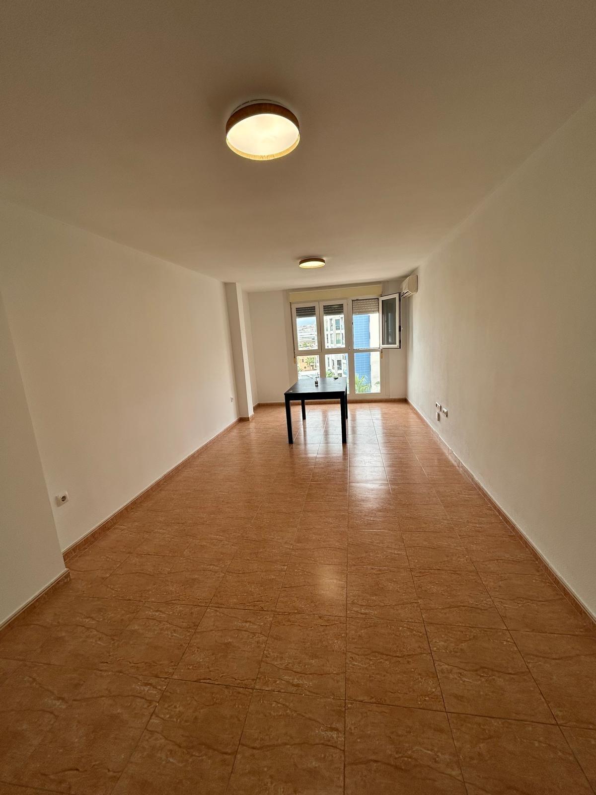 Amplio y Luminoso Piso en El Parador por solo €700 al mes