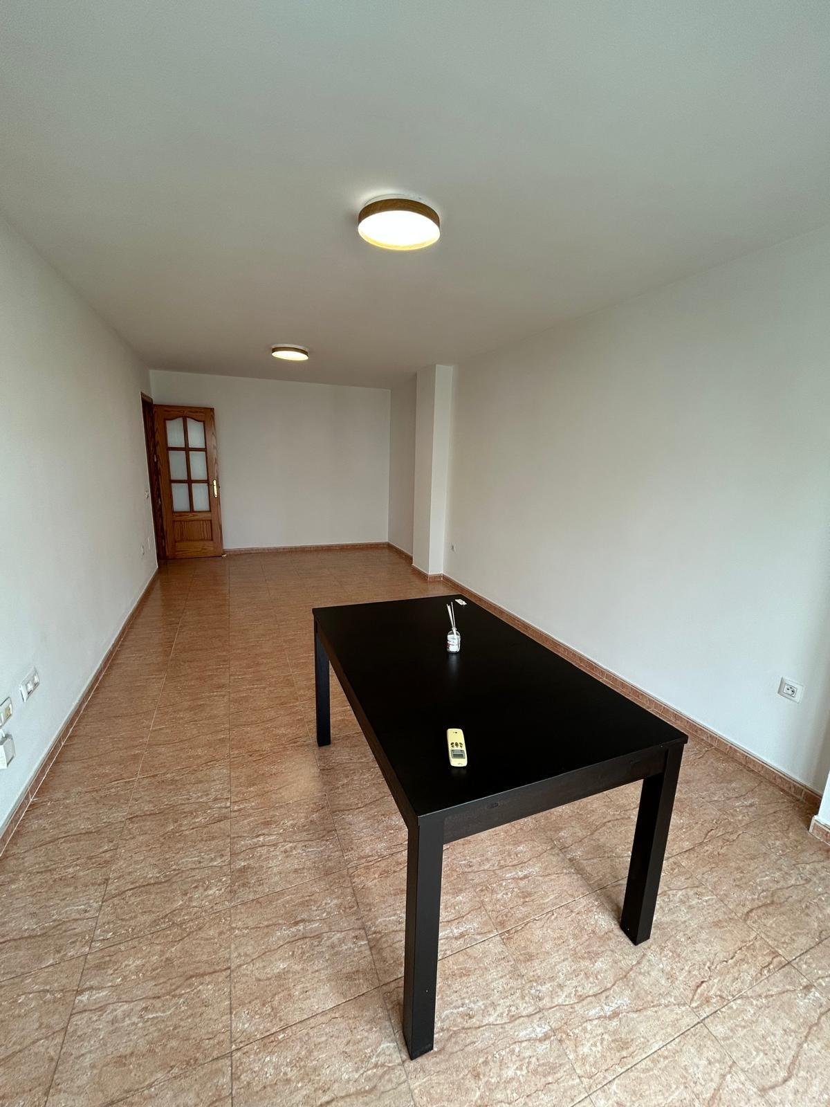 Amplio y Luminoso Piso en El Parador por solo €700 al mes