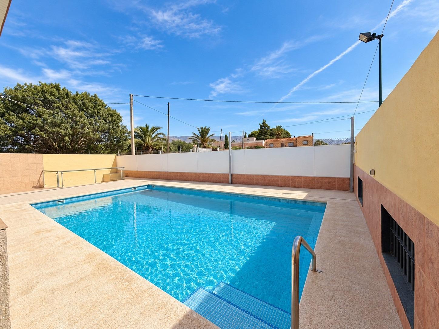 PISCINA CON JACUZZI Y VARIAS CONSTRUCCIONES EN PECHINA