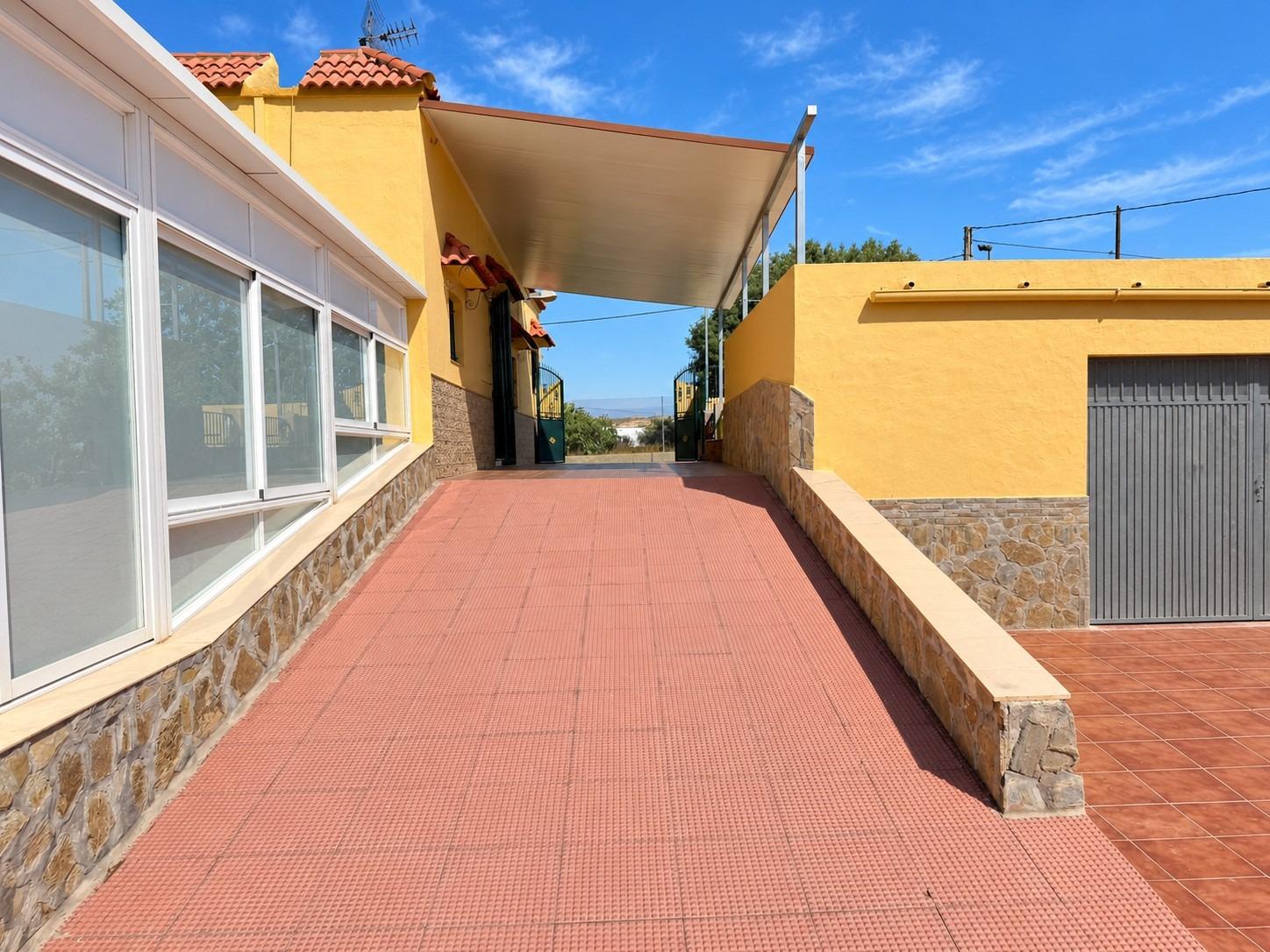 PISCINA CON JACUZZI Y VARIAS CONSTRUCCIONES EN PECHINA