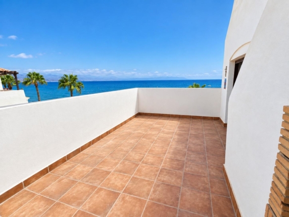 ÁTICO EN PRIMERA LÍNEA DE PLAYA CON GRAN TERRAZA Y VISTAS FRONTALES AL MEDITERRÁNEO